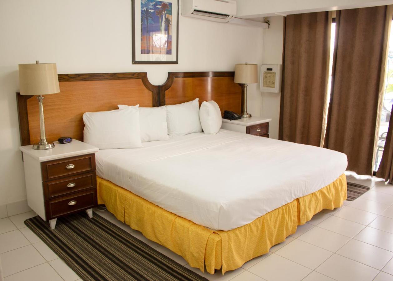 Pirate'S Inn Bridgetown Esterno foto